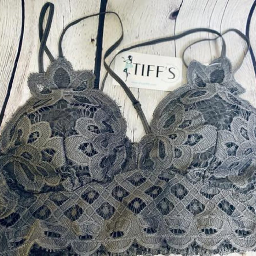 THE ESSENTIAL LACE BRALETTE